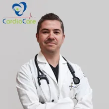 Dr. Carlos Fernando Cabrera Leal, cardiólogo e internista, con bata blanca y estetoscopio